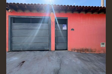 Casa para alugar com 65m², 2 quartos e 2 vagasFachada