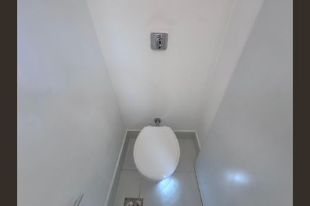 Apartamento para alugar com 240m², 3 quartos e 3 vagas Apartamento para alugar com 240m², 3 quartos e 3 vagasCozinha e Área de Serviço - Banheiro