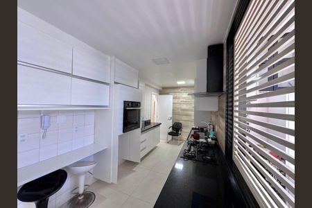 Apartamento para alugar com 240m², 3 quartos e 3 vagas Apartamento para alugar com 240m², 3 quartos e 3 vagasCozinha e Área de Serviço