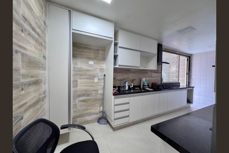 Apartamento para alugar com 240m², 3 quartos e 3 vagas Apartamento para alugar com 240m², 3 quartos e 3 vagasCozinha e Área de Serviço