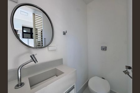 Apartamento para alugar com 240m², 3 quartos e 3 vagas Apartamento para alugar com 240m², 3 quartos e 3 vagasCozinha e Área de Serviço - Banheiro