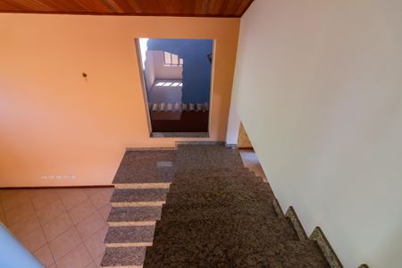 Casa para alugar com 280m², 5 quartos e 4 vagas Casa para alugar com 280m², 5 quartos e 4 vagasEscada