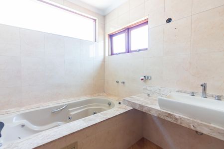 Casa para alugar com 280m², 5 quartos e 4 vagas Casa para alugar com 280m², 5 quartos e 4 vagasBanheiro da Suíte