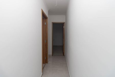 Corredor dos Quartos de apartamento à venda com 2 quartos, 66m² em Vila Rosa, São Paulo