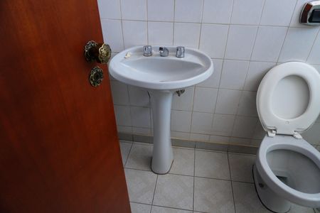 Casa para alugar com 542m², 5 quartos e 4 vagasBanheiro de serviço