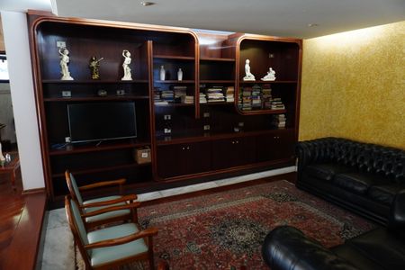 Casa para alugar com 542m², 5 quartos e 4 vagasSala de TV