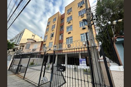 Apartamento à venda com 70m², 2 quartos e 2 vagasFachada + plaquinha