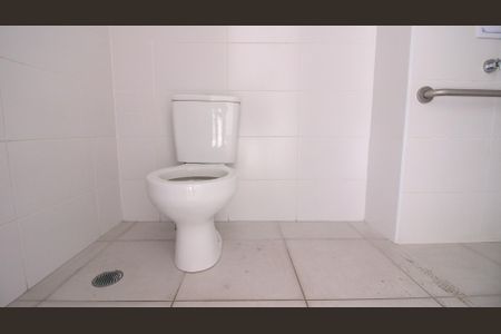 Banheiro de kitnet/studio para alugar com 1 quarto, 26m² em Jardim Independência (são Paulo), São Paulo