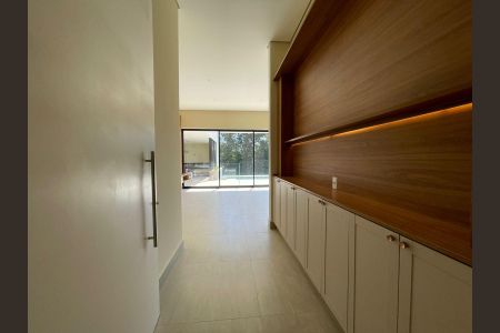 Casa de condomínio para alugar com 350m², 4 quartos e 4 vagascomodo