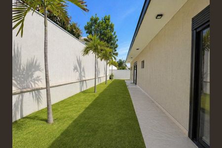 Casa de condomínio para alugar com 350m², 4 quartos e 4 vagasQuintal