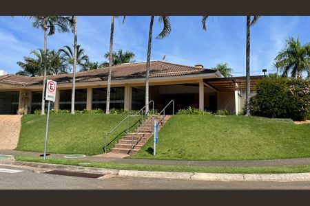 Casa de condomínio para alugar com 350m², 4 quartos e 4 vagascomodo