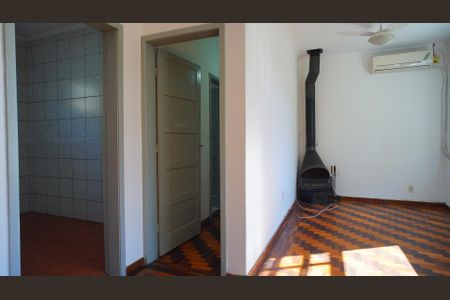Sala com lareira  de apartamento à venda com 4 quartos, 90m² em Passo D’areia, Porto Alegre
