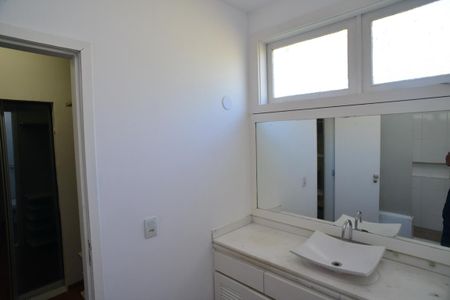 Casa de condomínio para alugar com 600m², 4 quartos e 5 vagas