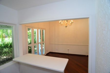 Casa de condomínio para alugar com 600m², 4 quartos e 5 vagas