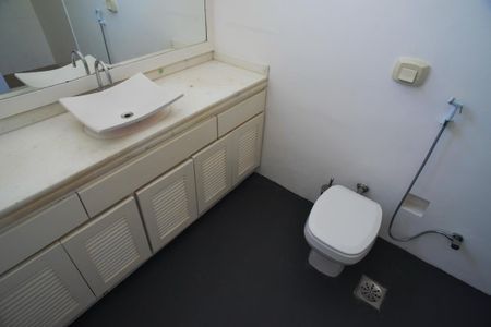 Casa de condomínio para alugar com 600m², 4 quartos e 5 vagas