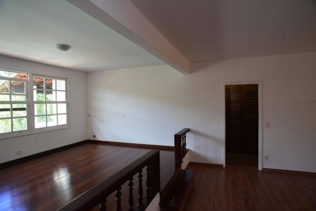 Casa de condomínio para alugar com 600m², 4 quartos e 5 vagas