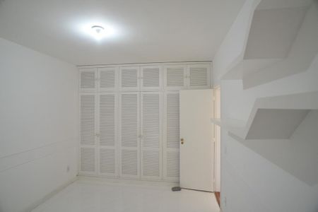 Casa de condomínio para alugar com 600m², 4 quartos e 5 vagas