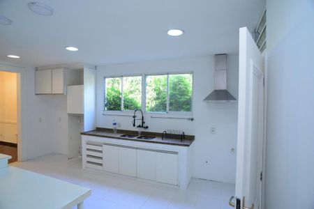 Casa de condomínio para alugar com 600m², 4 quartos e 5 vagas