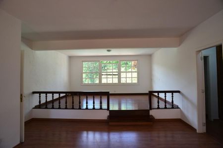 Casa de condomínio para alugar com 600m², 4 quartos e 5 vagas