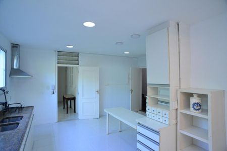 Casa de condomínio para alugar com 600m², 4 quartos e 5 vagas