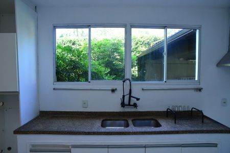 Casa de condomínio para alugar com 600m², 4 quartos e 5 vagas