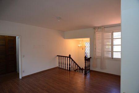 Casa de condomínio para alugar com 600m², 4 quartos e 5 vagas