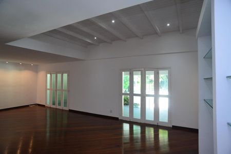 Casa de condomínio para alugar com 600m², 4 quartos e 5 vagas