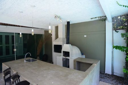 Casa de condomínio para alugar com 600m², 4 quartos e 5 vagas