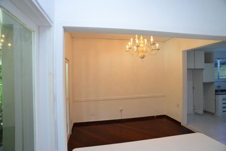 Casa de condomínio para alugar com 600m², 4 quartos e 5 vagas