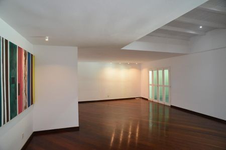 Casa de condomínio para alugar com 600m², 4 quartos e 5 vagas