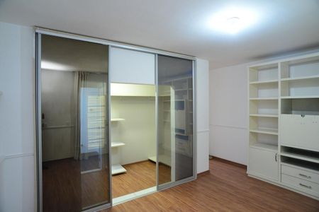 Casa de condomínio para alugar com 600m², 4 quartos e 5 vagas