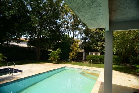 Casa de condomínio para alugar com 600m², 4 quartos e 5 vagas