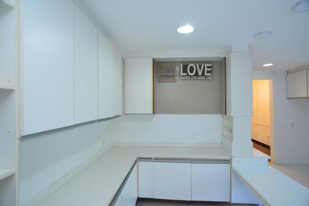 Casa de condomínio para alugar com 600m², 4 quartos e 5 vagas