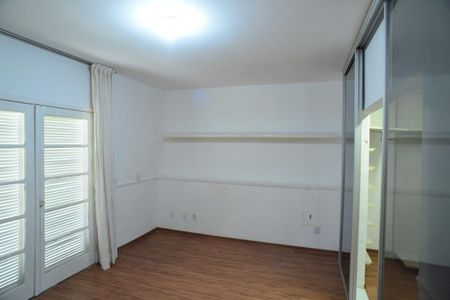 Casa de condomínio para alugar com 600m², 4 quartos e 5 vagas