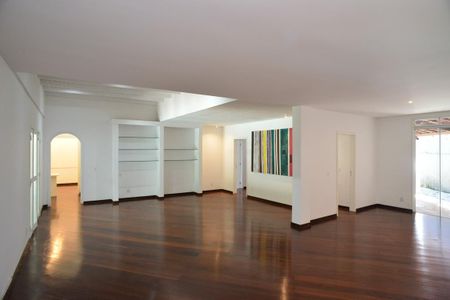 Casa de condomínio para alugar com 600m², 4 quartos e 5 vagas