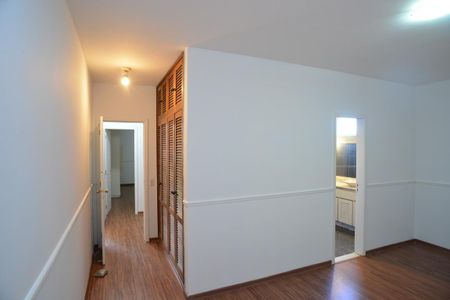 Casa de condomínio para alugar com 600m², 4 quartos e 5 vagas