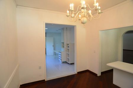 Casa de condomínio para alugar com 600m², 4 quartos e 5 vagas