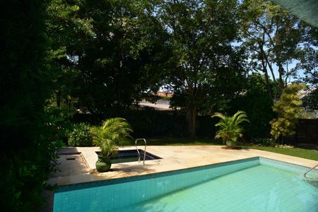 Casa de condomínio para alugar com 600m², 4 quartos e 5 vagas