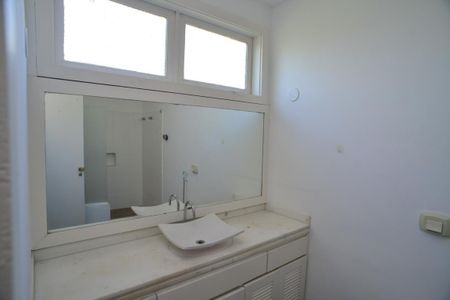 Casa de condomínio para alugar com 600m², 4 quartos e 5 vagas