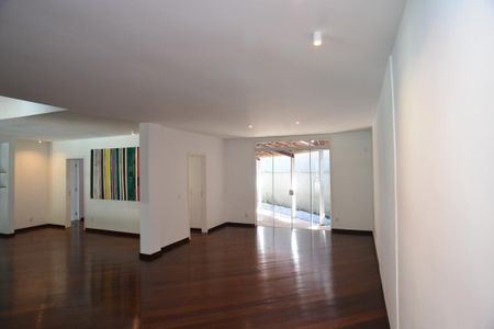 Casa de condomínio para alugar com 600m², 4 quartos e 5 vagas