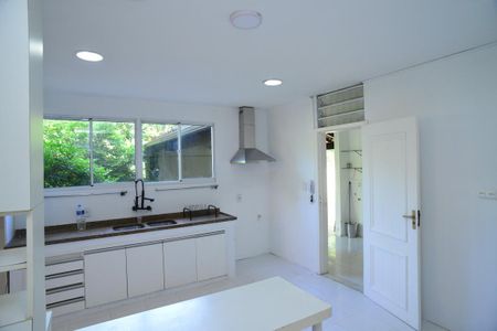 Casa de condomínio para alugar com 600m², 4 quartos e 5 vagas