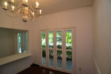 Casa de condomínio para alugar com 600m², 4 quartos e 5 vagas