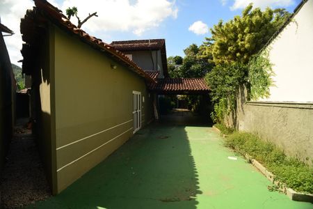 Casa de condomínio para alugar com 600m², 4 quartos e 5 vagas