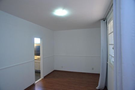 Casa de condomínio para alugar com 600m², 4 quartos e 5 vagas