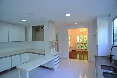 Casa de condomínio para alugar com 600m², 4 quartos e 5 vagas