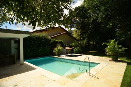 Casa de condomínio para alugar com 600m², 4 quartos e 5 vagas