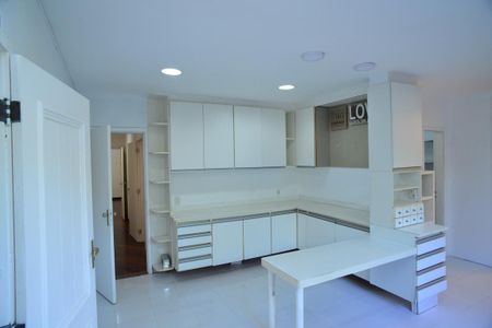 Casa de condomínio para alugar com 600m², 4 quartos e 5 vagas