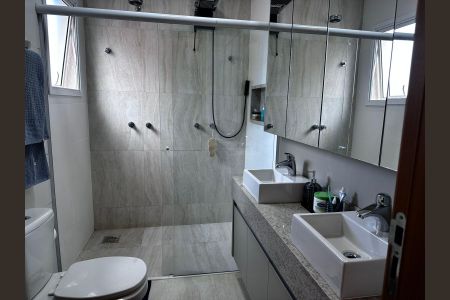 Casa de condomínio para alugar com 260m², 4 quartos e 3 vagasBanheiro
