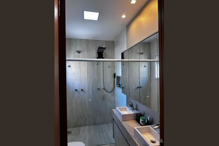 Casa de condomínio para alugar com 260m², 4 quartos e 3 vagasBanheiro