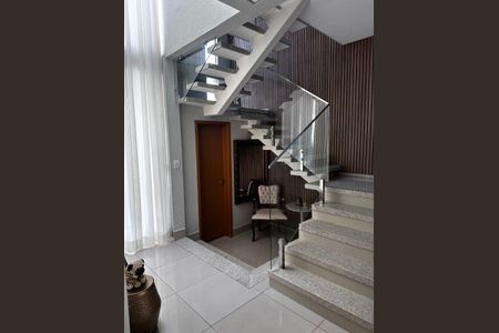 Casa de condomínio para alugar com 260m², 4 quartos e 3 vagasEscada